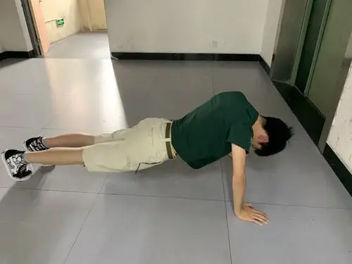 对迟到学生做俯卧撑的处罚