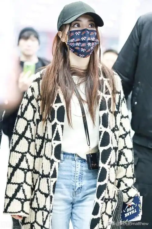 蔡依林北京出发,黑白针织毛衣满满冬日慵懒氛围|机场|赵冬日|金曲奖