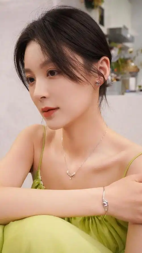 毛林林是个非常特别的女演员,其它女演员绝大部分都是把自己化妆打扮