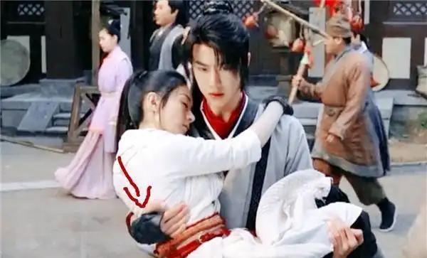 王一博公主抱赵丽颖,谁注意他手放的位置,教养是装不出来的