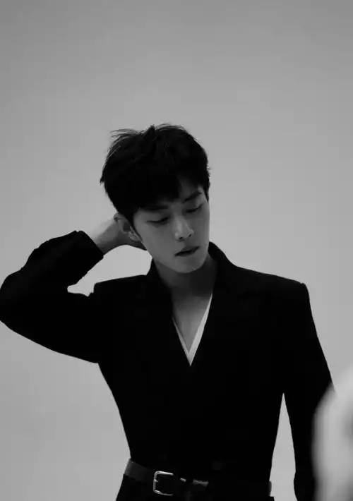 肖战黑色深v西装又禁欲又撩人满屏的荷尔蒙真的太让人陶醉了