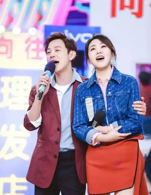 原创原创45岁何炅逆龄生长穿粉色毫无违和感青春洋溢像20岁阳光少年