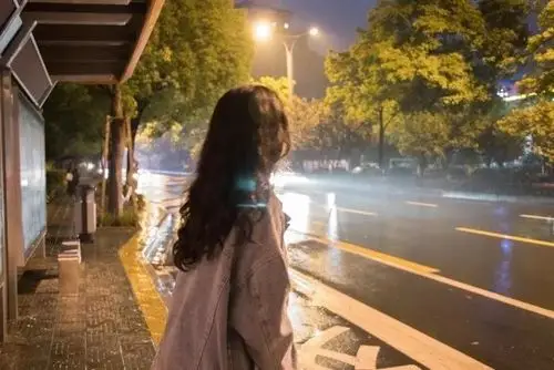 可能是一个人孤单等公交却没有车辆:可能是出门却突然下雨:可能是不