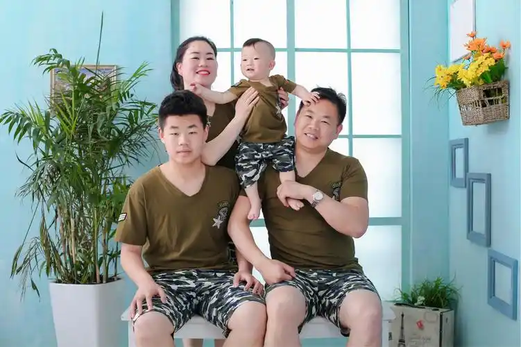 幸福的一家四口人