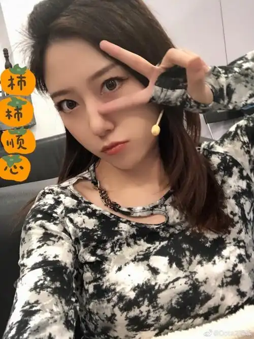 dota2璨璨晒照对于今天的自拍很满意下班