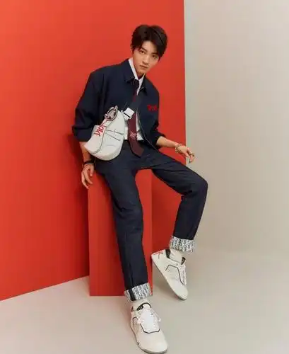 dior推出中国新年限定男士系列,王俊凯穿棒球外套真是又帅又飒