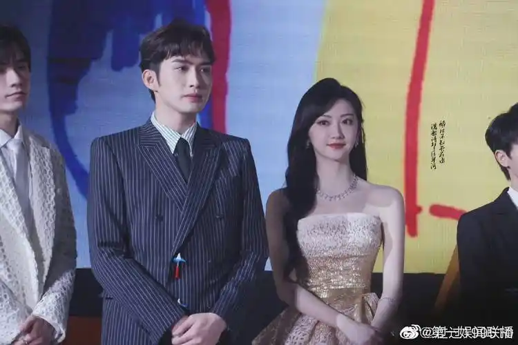 景甜张彬彬在今天时尚芭莎晚宴的互动也太甜了吧