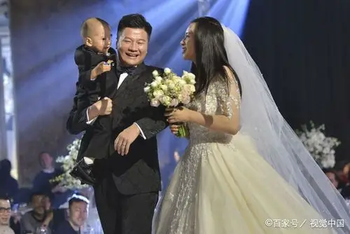 沈阳:李金羽同爱妻毕文晴举办婚礼 新婚燕尔场面温馨