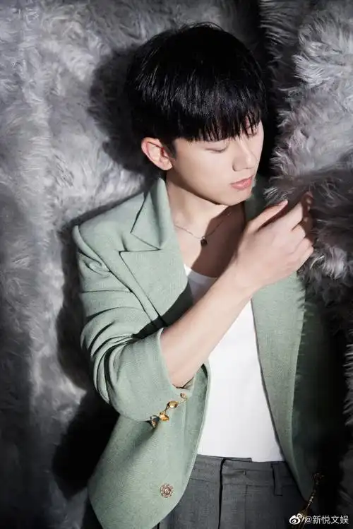 张杰绿西装##张杰声生不息绿西装花絮照