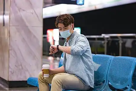 抗美援朝战役年轻男性坐在地铁站等人看手表背景