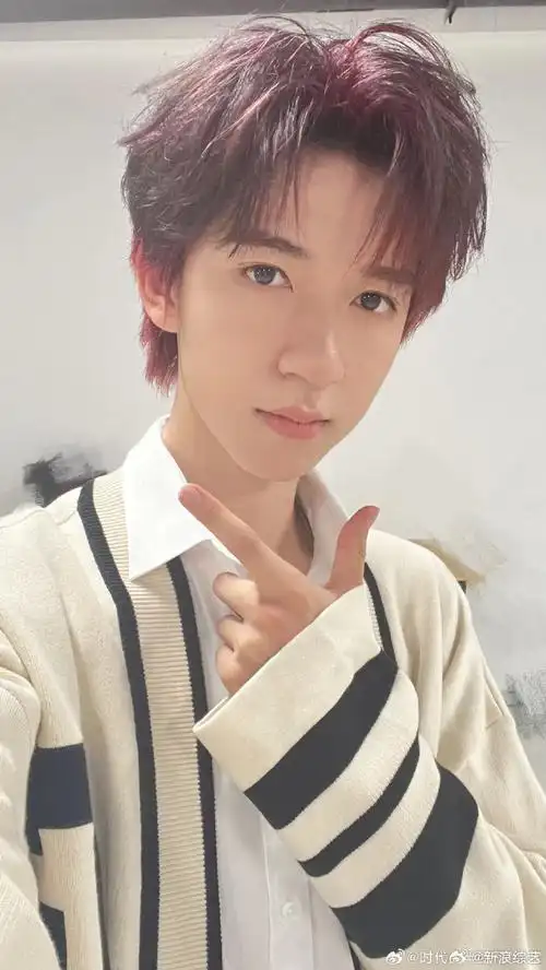 心动的offer5首录路透#@时代少年团-贺峻霖以浅色系服装搭配金丝眼镜