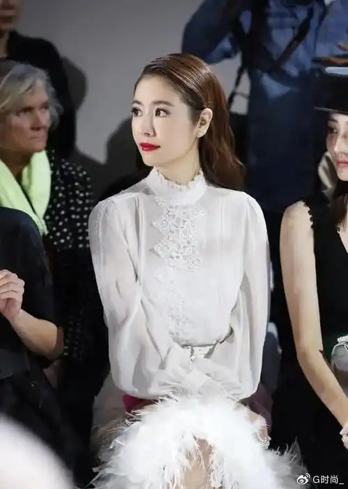 和颖儿同框真看出林心如老了奔五年纪全靠妆容撑但气场挺足的