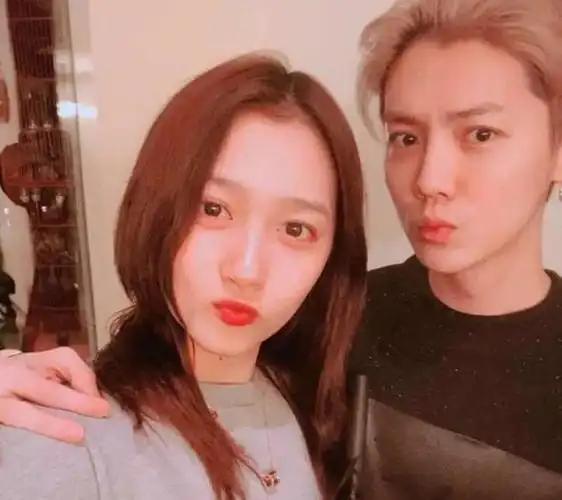 鹿晗关晓彤聚餐被拍,男方打扮低调,女方背十几万包包气场强大|穿搭