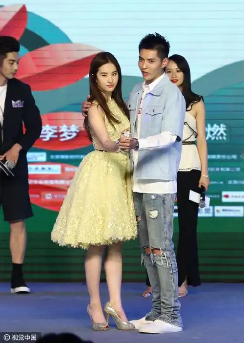 组图:刘亦菲吴亦凡牵手共舞 贴面热聊感情好