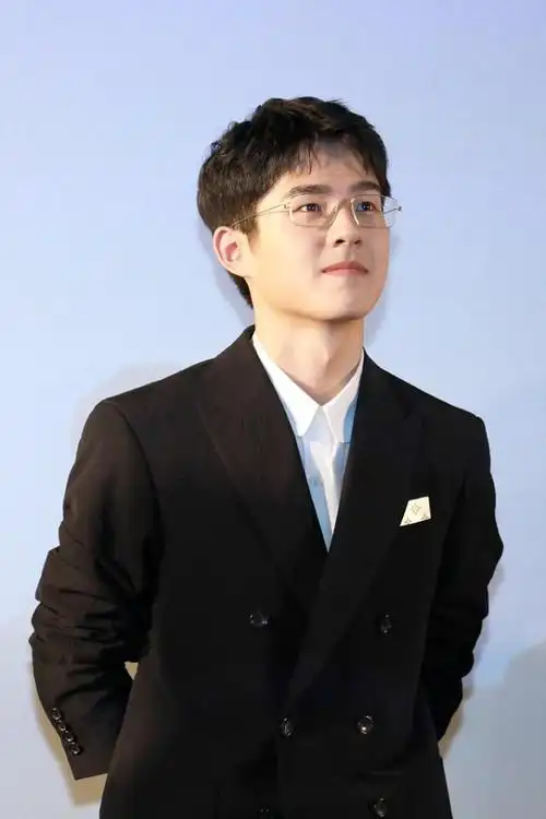 刘昊然黄发造型上热搜看着酷炫变化好大帅帅的好有魄力啊