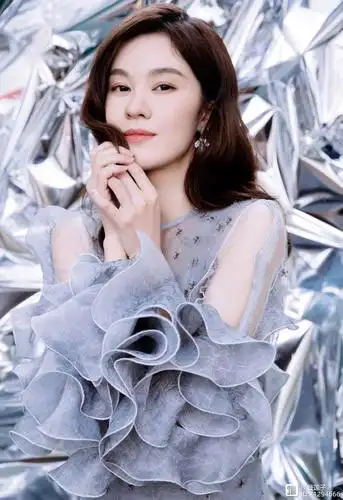 头发造型也同等重要,郁可唯把自己的头发剪成了披肩的中长发造型,而且