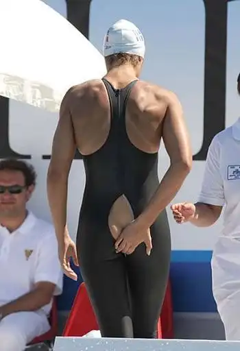 运动场上尴尬瞬间:赛场失禁 人仰马翻【20】