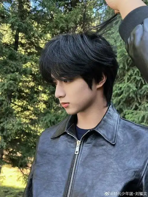 刘耀文中秋九宫格##刘耀文皮衣侧颜