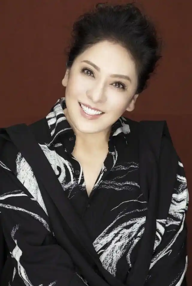 向太陈岚放飞自我!晒自拍恶搞照,留爆炸卷发大眼睛像"外星人"