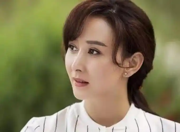 很多观众都不知道的是,剧中除了有老戏骨,还有一个央视主持人.