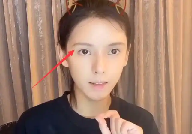 都说张予曦的双眼皮太假,看到她闭眼时的素颜,整没整容一目了然