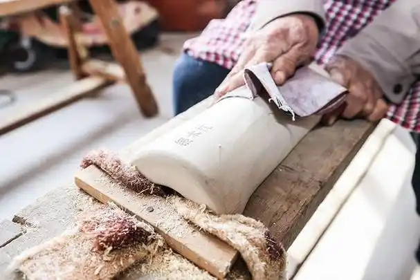 手艺人王洪业:身残志坚 化木为枕|木枕|木料|抛光|枕套_网易订阅