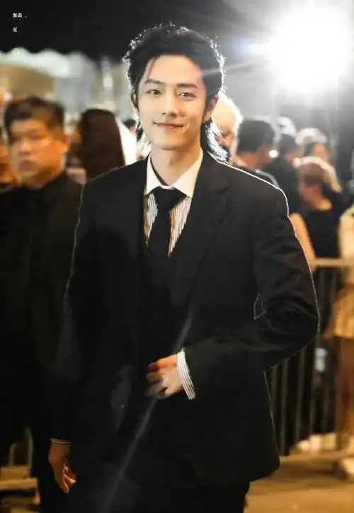 肖战黑西装长发背头造型,霸道总裁的神