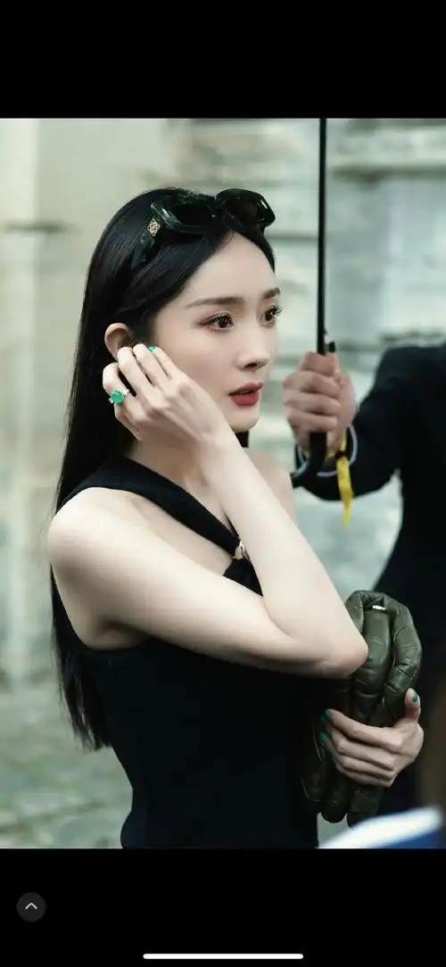 9615巴黎时装周 美神降临555杨幂这出国能长脸的美貌#杨幂巴黎