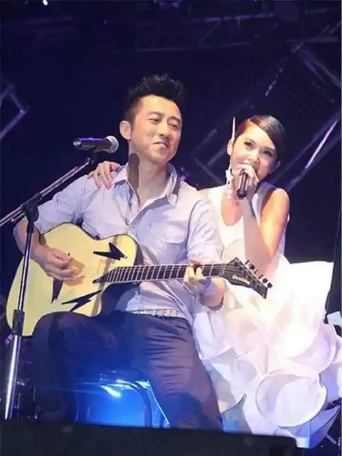 庾澄庆伊能静现场共同见证儿子恩利大学毕业典礼