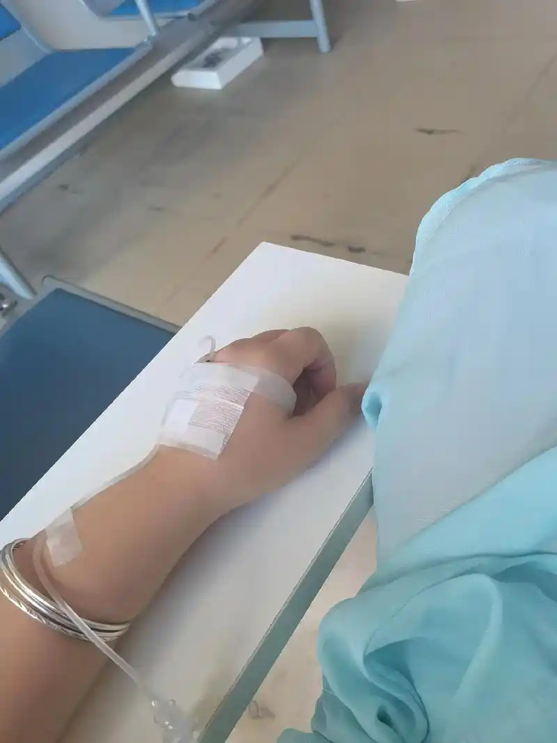 以前小时候总是不懂为什么妈妈刚吊完点滴拔了针头转身就下 - 抖音
