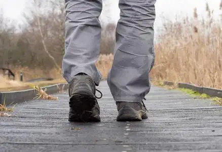 雨中行走路人图片