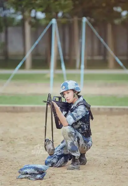 杨幂拍摄第二季《真正男子汉》纯素颜录节目