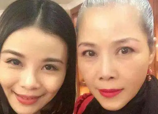 田震发出近照,才52岁就已满头白发,与丈夫结婚20年没有孩子