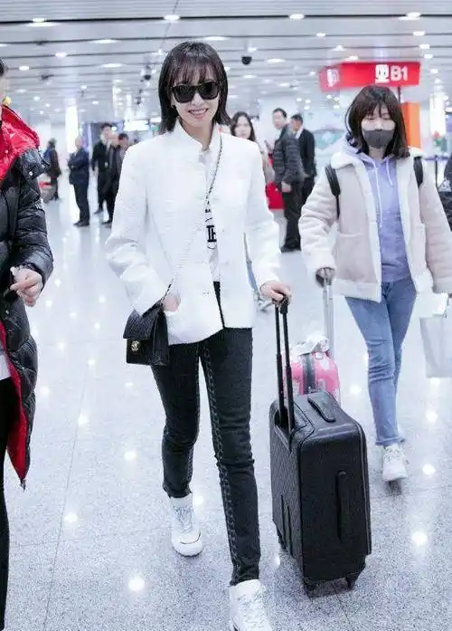 原创32岁的宋茜现身机场,把毒汁裤剪开两道口子,意外凹出超模范