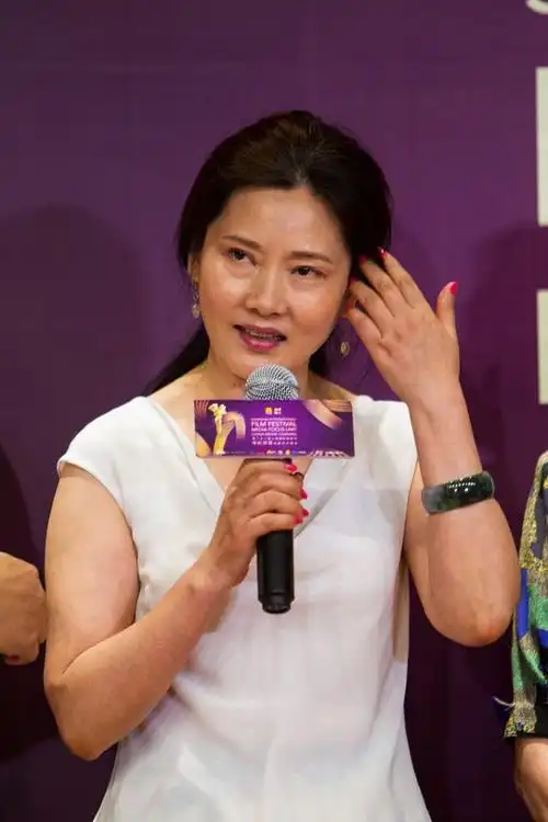 何赛飞的气质好迷人穿这么素也好美一颦一笑都有古风感