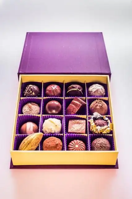 一盒来自willy wonka的巧克力礼盒,里面既有姜糖味的iaokeli又有土豆