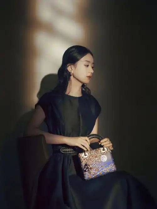 再任dior大使,赵丽颖土气不在优雅有余!张雪迎成最"土气"大使