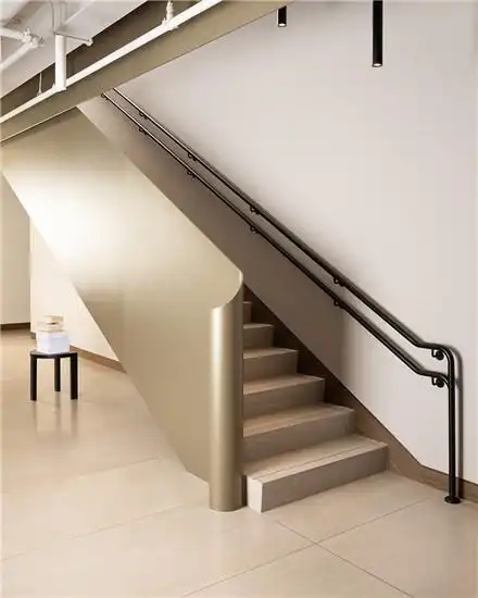 中心位置上的楼梯,其极具雕塑感的栏杆扶手由金属板打造而成