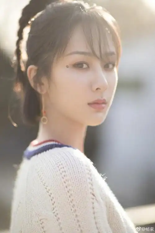 26岁杨紫一款丸子头搭配白衬衫,俏皮青春 网友:这裙子真抢眼!