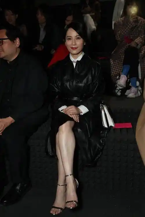 在宴会内场拍到俞飞鸿,脸颊没了胶原蛋白发腮明显,是老阿姨!