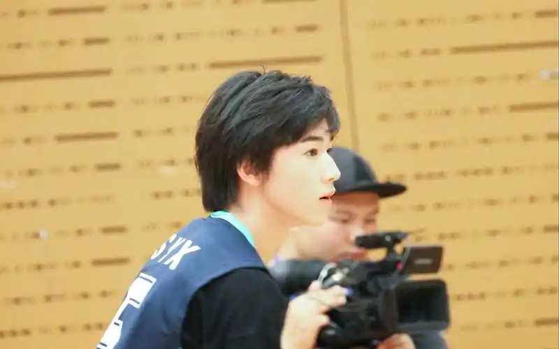 来看宋亚轩大帅哥打篮球啦