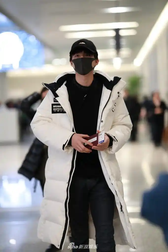 组图:刘宇宁穿白羽绒服清新养眼 边走边穿衣服姿势帅炸