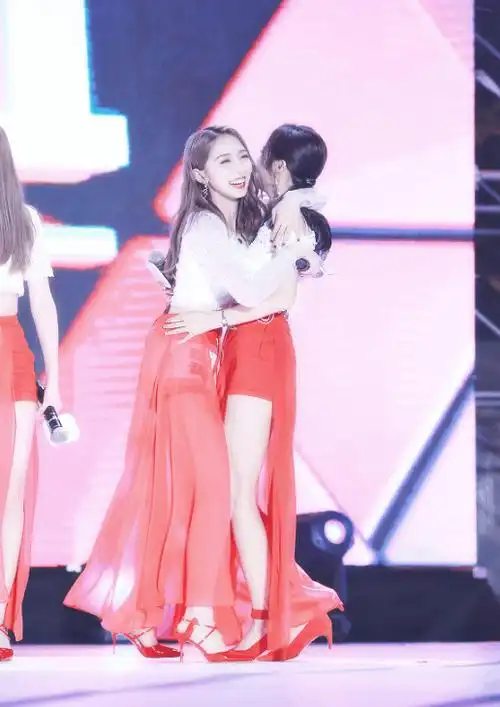 吴宣仪才是当之无愧的"腿精"?本来不信,与孟美岐同框时对比明显