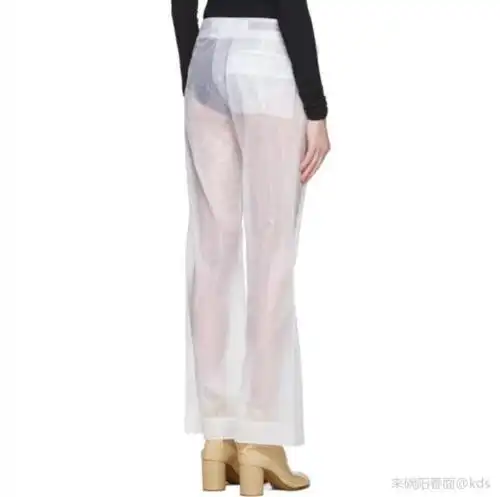 看到个女人穿条很透的白裤子