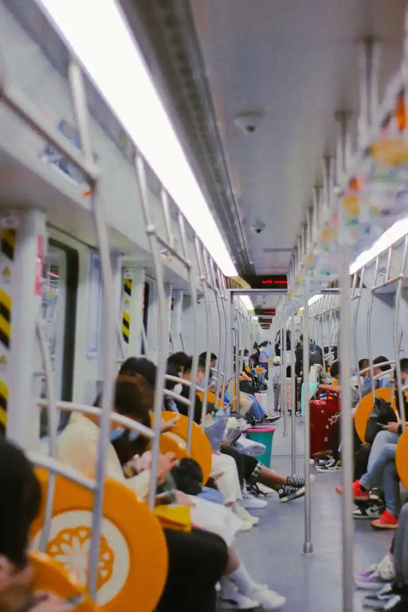 一组地铁上的照片,却看到了浓浓的人间烟火