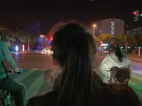 希望早日毕业,顺利单飞!骑车的背影太飒了!