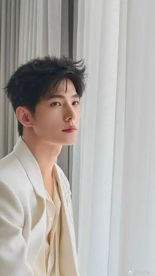 杨洋花卉刺绣白西装##杨洋山茶白西装