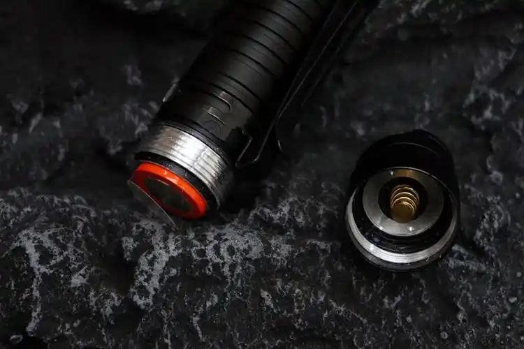 便携精致全能可靠迈极炫mod20b手电筒