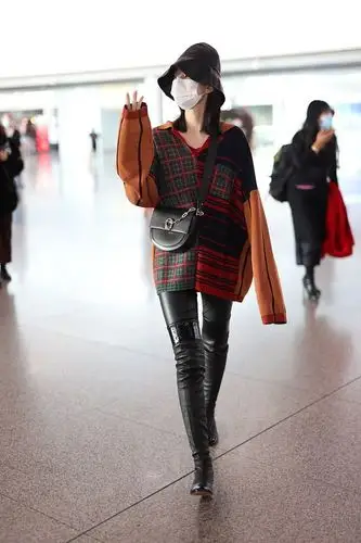 乔欣时尚感上来了彩色针织衫配皮裤高筒靴造型一般人驾驭不来