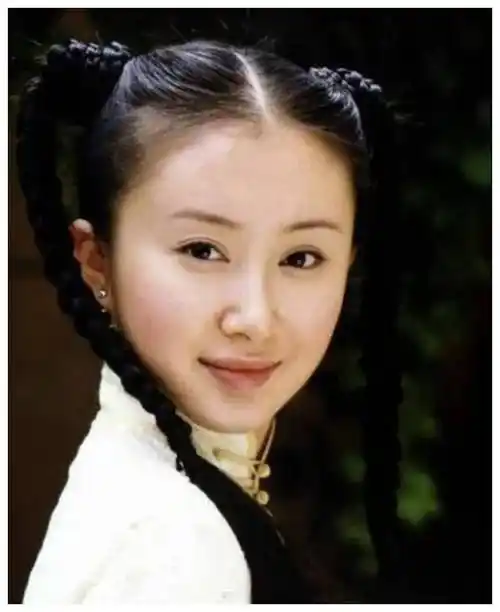 在《金粉世家》中,舒畅出演的是娇俏可爱的八妹,虽然是庶出,但从小养